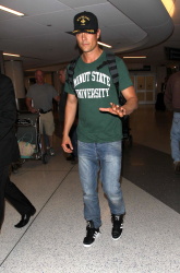 Josh Duhamel - Josh Duhamel - Arriving at LAX Airport in LA - April 23, 2015 - 24xHQ BAMqkhod