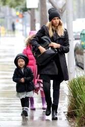 Jessica Alba - Shopping with her daughters in Los Angeles, 10 января 2015 (89xHQ) BEwwHet6