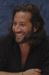 Henry Ian Cusick - Lost press conference portraits, october 22, 2006 - 10xHQ BNGyHsFl