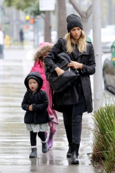 Jessica Alba - Shopping with her daughters in Los Angeles, 10 января 2015 (89xHQ) BOw0rTRO