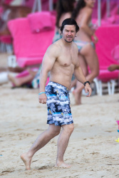 Mark Wahlberg - and his family seen enjoying a holiday in Barbados (December 26, 2014) - 165xHQ BhV7pdhS