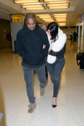 Kanye West - Kim Kardashian и Kanye West - Arriving at JFK airport in New York, 7 января 2015 (63xHQ) BnKS5xn4