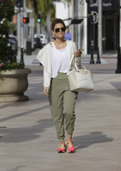 Maria Menounos - Shopping at Jimmy Choo in Beverly Hills, 28 января 2015 (23xHQ) ByxjHSns