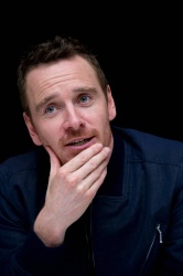 Michael Fassbender - X-Men: Days of Future Past press conference portraits (New York, May 9, 2014) - 26xHQ Cb66mrE8