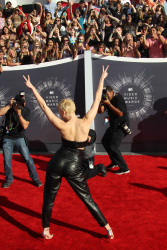 Miley Cyrus - 2014 MTV Video Music Awards in Los Angeles, August 24, 2014 - 350xHQ CtEs6QcK
