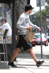 Robert Pattinson - Robert Pattinson - grabs a healthy lunch from organic eatery, T Cafe Organic - June 5, 2015 - 13xHQ Du4NlBka