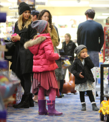 Jessica Alba - Shopping with her daughters in Los Angeles, 10 января 2015 (89xHQ) DxSWcHl9