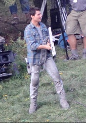 Tom Cruise - on the set of 'Oblivion' in Mammoth Lakes, California - July 11, 2012 - 18xHQ E97He5NH