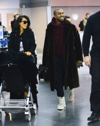 Kim Kardashian - At JFK Airport in New York City with Kanye West (2015. 02. 09) (44xHQ) EipFpz9I