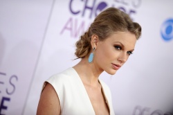 Taylor Swift - 2013 People's Choice Awards at the Nokia Theatre in Los Angeles, California - January 9, 2013 - 247xHQ EjF13KkO