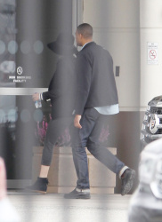 Martin Lawrence - Jennifer Lawrence & Chris Martin - Sneak off on a private jet after spending a night together at the Carlyle Hotel, Нью-Йорк, 4 апреля 2015 (20xHQ) ElIPgtx0