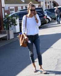 Alessandra Ambrosio - Out and about in Brentwood, 27 января 2015 (33xHQ) EuYB9Vgm