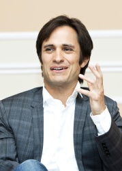 Gael Garcia Bernal - "Letters to Juliet" press conference portraits by Armando Gallo (Verona, May 2, 2010) - 14xHQ FGTaC4tF