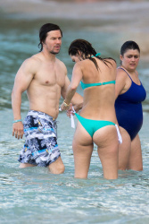 Mark Wahlberg - and his family seen enjoying a holiday in Barbados (December 26, 2014) - 165xHQ FL4wSNnd