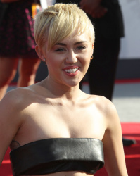 Miley Cyrus - 2014 MTV Video Music Awards in Los Angeles, August 24, 2014 - 350xHQ Fi9KxZSi