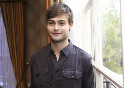 Douglas Booth - "Noah" press conference portraits by Armando Gallo (Beverly Hills, March 24, 2014) - 15xHQ FyaJOThK
