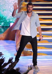 Liam Hemsworth - Teen Choice Awards 2013 at Gibson Amphitheatre (Universal City, August 11, 2013) - 22xHQ GEL5M4rj
