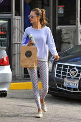 Alessandra Ambrosio - Out and about in Brentwood, 12 января 2015 (25xHQ) GKMef8QJ