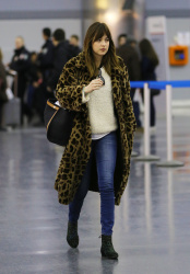Dakota Johnson - Arriving at JFK Airport in New York City - February 5, 2015 - 13xHQ GOmHYdwC