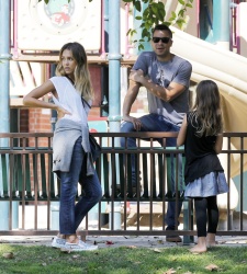 Jessica Alba - Jessica and her family spent a day in Coldwater Park in Los Angeles (2015.02.08.) (196xHQ) GWMdsnXP