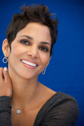 Halle Berry - Frankie & Alice press conference portraits by Vera Anderson, Hollywood, November 30, 2010) - 13xHQ GhhEIfWW