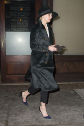 Jennifer Lawrence - going to see Cabaret Musical in New York, 9 января 2015 (13xHQ) HVjYj5HY