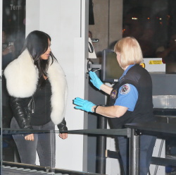 Kim Kardashian & Kanye West - At LAX Airport in Los Angeles, 7 января 2015 (68xHQ) HvcZtTBl