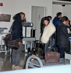 Kim Kardashian & Kanye West - At LAX Airport in Los Angeles, 7 января 2015 (68xHQ) I6MLKzGG