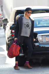 Sienna Miller - walking to a building in Midtown, New York, 15 января 2015 (39xHQ) IVZpNB8P