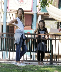 Jessica Alba - Jessica and her family spent a day in Coldwater Park in Los Angeles (2015.02.08.) (196xHQ) J8i2YUFT