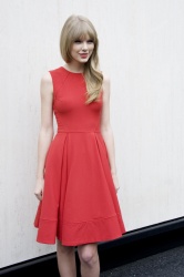Taylor Swift - Dr. Zeuss' The Lorax press conference portraits by Vera Anderson (Hollywood, February 7, 2012) - 20xHQ JAiYVz2d