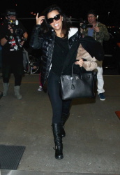 Eva Longoria - Arriving at LAX airport in Los Angeles, 15 января 2015 (19xHQ) JQkUTR7j