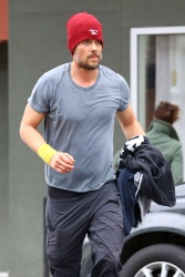 Josh Duhamel - looked determined on Monday morning as he head into a CircuitWorks class in Santa Monica - March 2, 2015 - 17xHQ JYNdL8ND