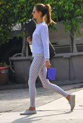 Alessandra Ambrosio - Out and about in Brentwood, 12 января 2015 (25xHQ) JlDiGlBI