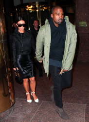 Kim Kardashian and Kanye West - Out and about in New York City, 8 января 2015 (54xHQ) JoHfcloV