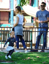 Jessica Alba - Jessica and her family spent a day in Coldwater Park in Los Angeles (2015.02.08.) (196xHQ) KEaBgbWo