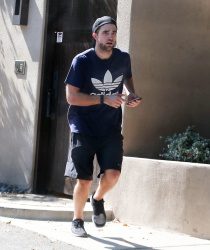 Robert Pattinson - Robert Pattinson - is spotted leaving a friend's house in Los Angeles, California on March 20, 2015 - 15xHQ KGngOubI