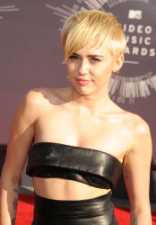 Miley Cyrus - 2014 MTV Video Music Awards in Los Angeles, August 24, 2014 - 350xHQ KMvdK856