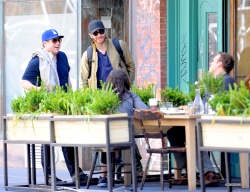 Jake Gyllenhaal & Jonah Hill & America Ferrera - Out And About In NYC 2013.04.30 - 37xHQ KY8TA9Qu