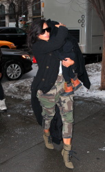Kim Kardashian - At JFK Airport in New York City with Kanye West (2015. 02. 09) (44xHQ) LBhccFPb