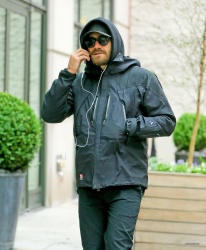Jake Gyllenhaal - Out & About In New York City 2015.06.01 - 22xHQ LKJbV4eT