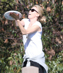 Charlize Theron - enjoys a day with Sean Penn at the park in Studio City - February 8, 2015 (7xHQ) M0oqQO08