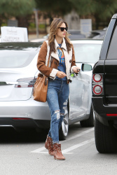 Alessandra Ambrosio - Out and about in Brentwood, 30 января 2015 (39xHQ) MbbqBFbG