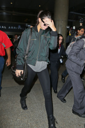 Kendall Jenner - Arriving at LAX airport, 2 января 2015 (55xHQ) N6rsPmHp