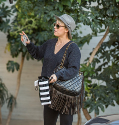 Kaley Cuoco - Out and about LA, 3 января 2015 (17xHQ) NfKS4gCa