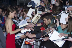 Theo James - Shailene Woodley, Theo James - на премьере фильма 'Divergent' at Callao Cinema, Мадрид, 3 апреля 2014 (302xHQ) OSZAzTMy
