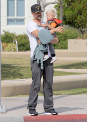 Josh Duhamel - Park with his son in Santa Monica (2015.05.26) - 25xHQ PMVxtxSY