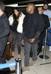 Kim Kardashian & Kanye West - At LAX Airport in Los Angeles, 7 января 2015 (68xHQ) QZfJzFE5