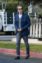 Gary Oldman - walks the streets of Los Feliz, as he heads to a movie production nearby - April 23, 2015 - 8xHQ QrklwW91