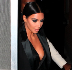 Kim Kardashian and Kanye West - In New York, 8 января 2015 (42xHQ) R9SCLDA0